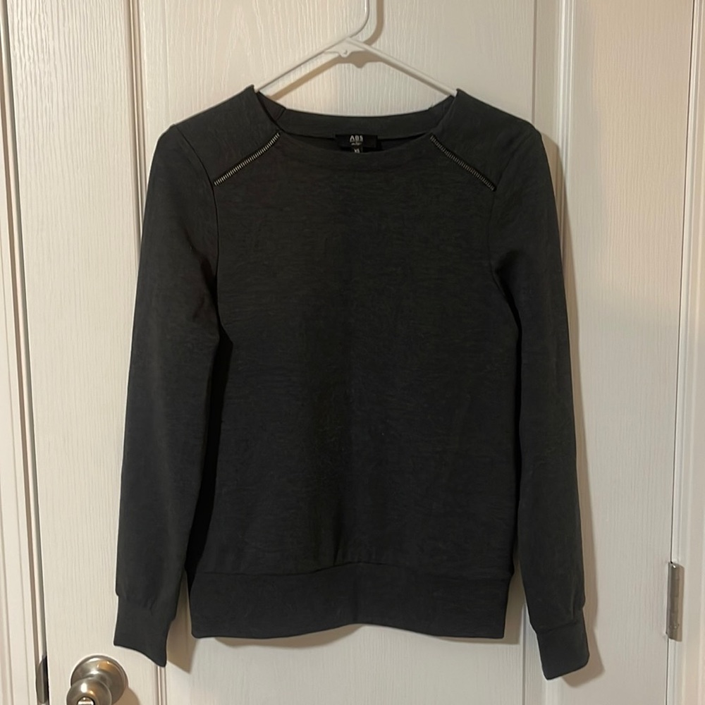 Crew neck - like new conditions
